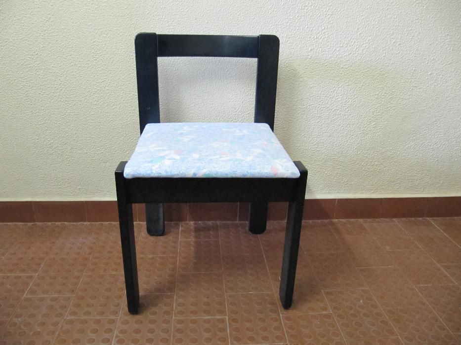 Cadeira em madeira pintada de cor azul