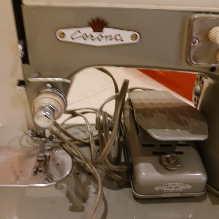 Máquina de costura Corona