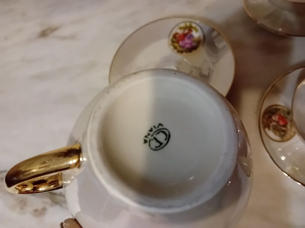 Conjunto de Chávenas e Leiteira em Porcelana CF Viana