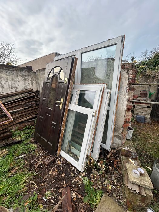 Okna PCV i drzwi drewniane