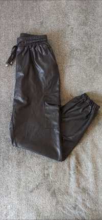 Czarne spodnie damskie skórzane joggery Amisu