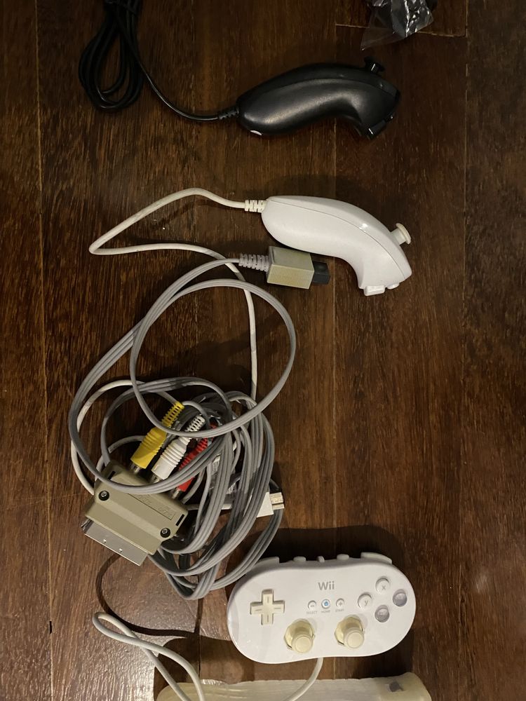 Nintendo Wii branca + 5 jogos + 5 comandos + HDMI + acessórios