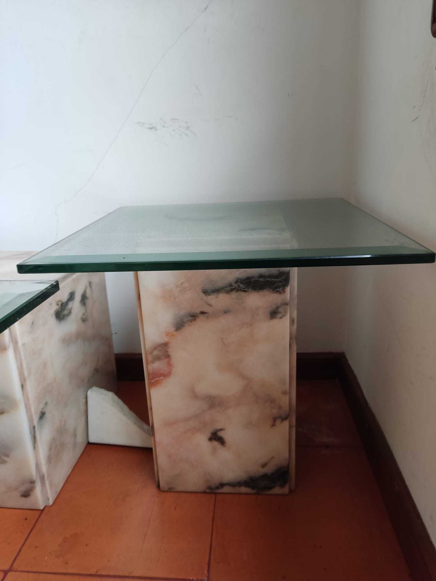 Mesas de apoio e mesa de centro c/ pé em mármore e tampo de vidro