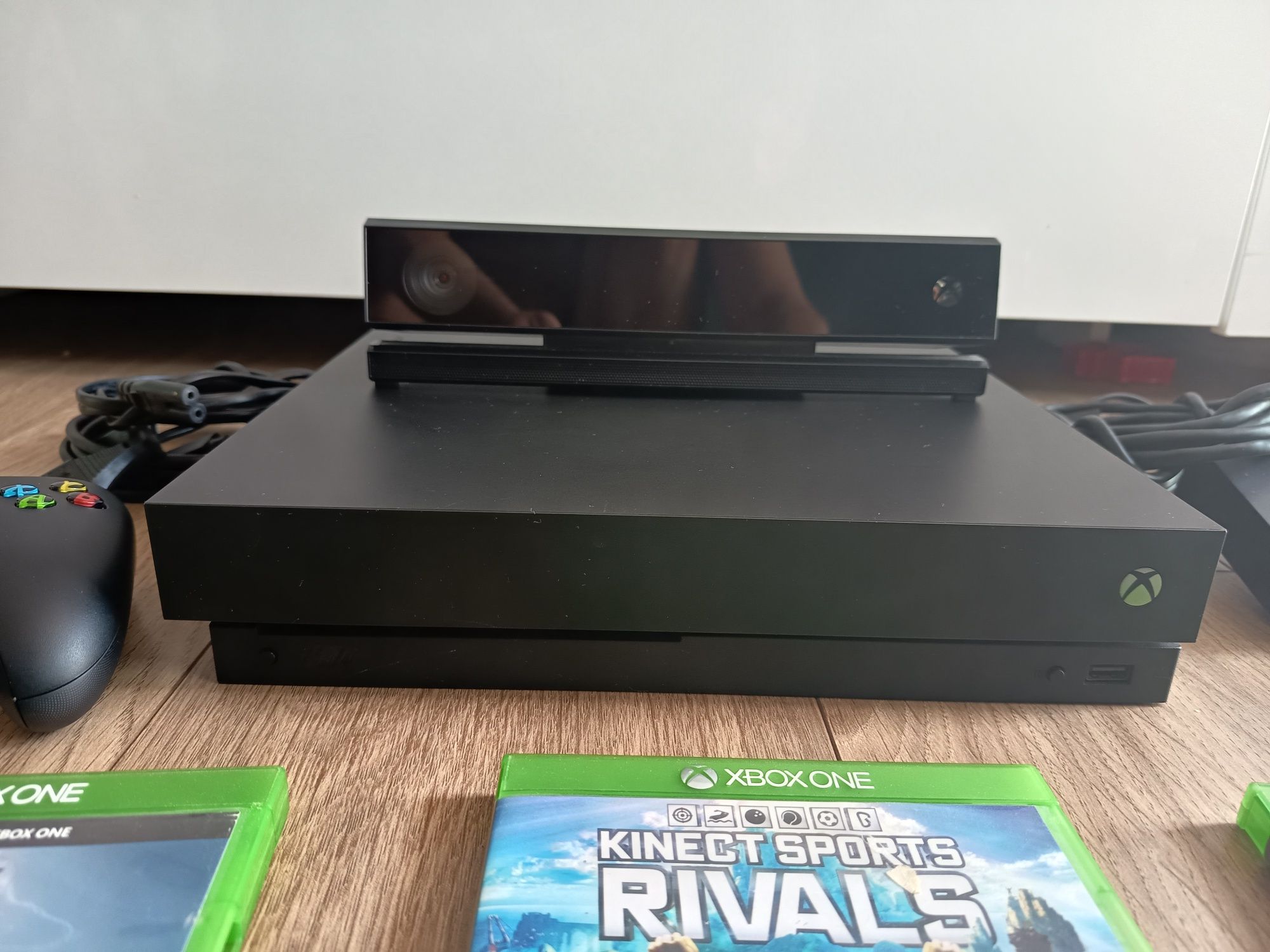 Xbox One X 1TB z Kinectem grami i padem