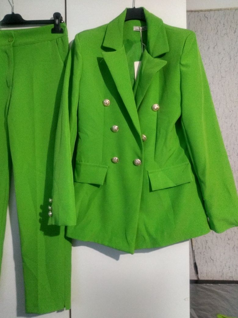 Nowy z metką elegancki garnitur damski