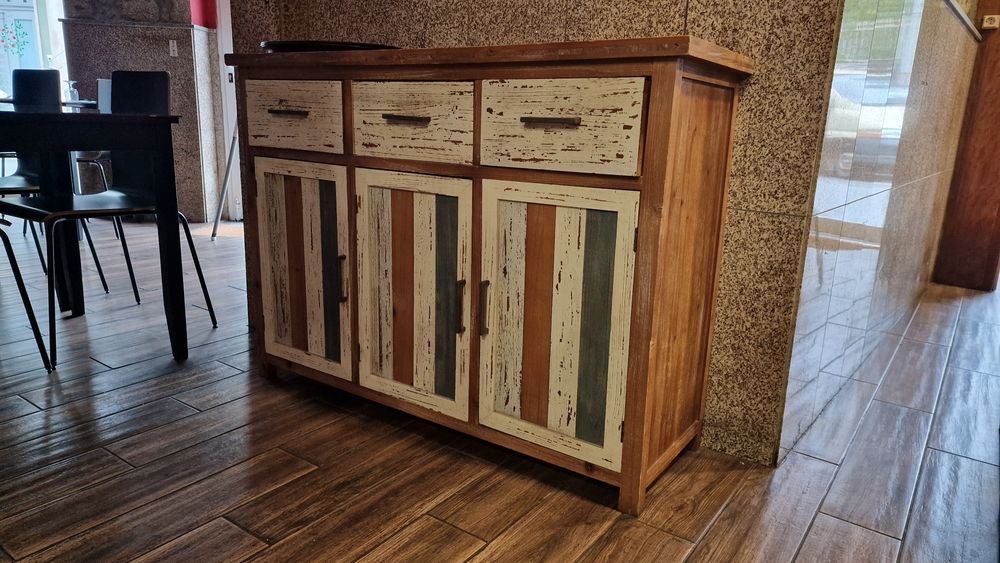 Aparador de três portas