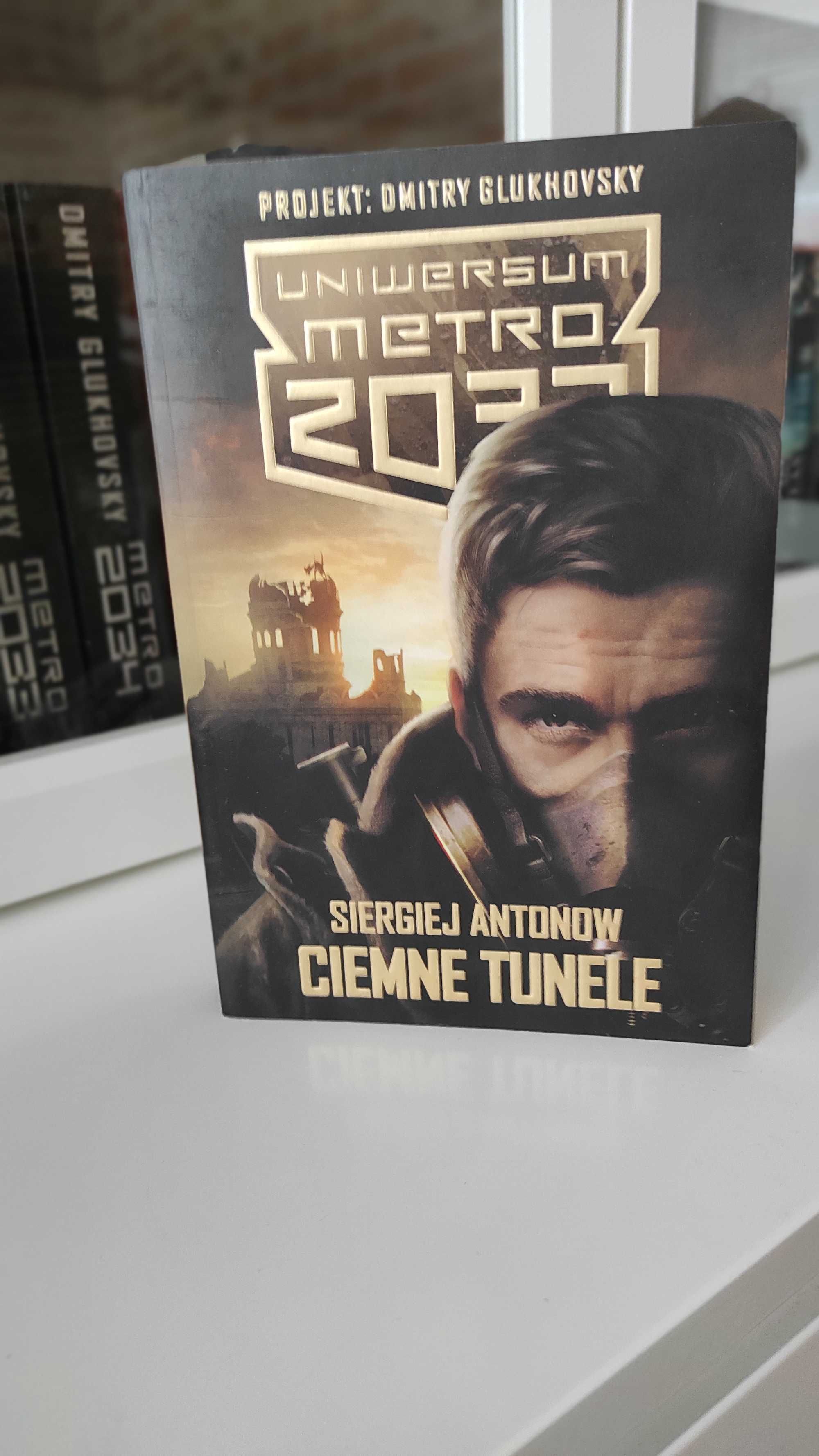 Uniwersum Metro 2033 Ciemne tunele - Siergiej Antonow