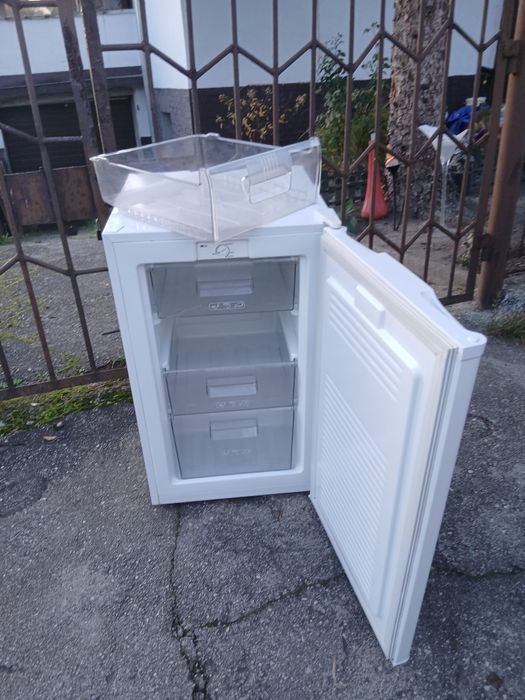 Mała zamrażarka 4-ro szufladowa firmy PKM w bardzo dobrym stanie.