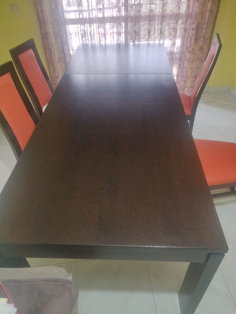Mesa de sala de jantar de madeira maciça e extensível (até 10 pessoas)