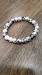 Pulseira branca.