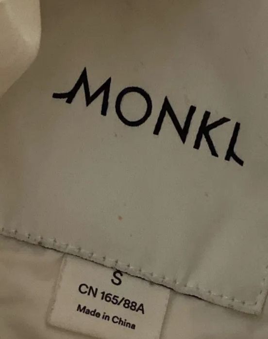 Зимова жіноча куртка білого кольору