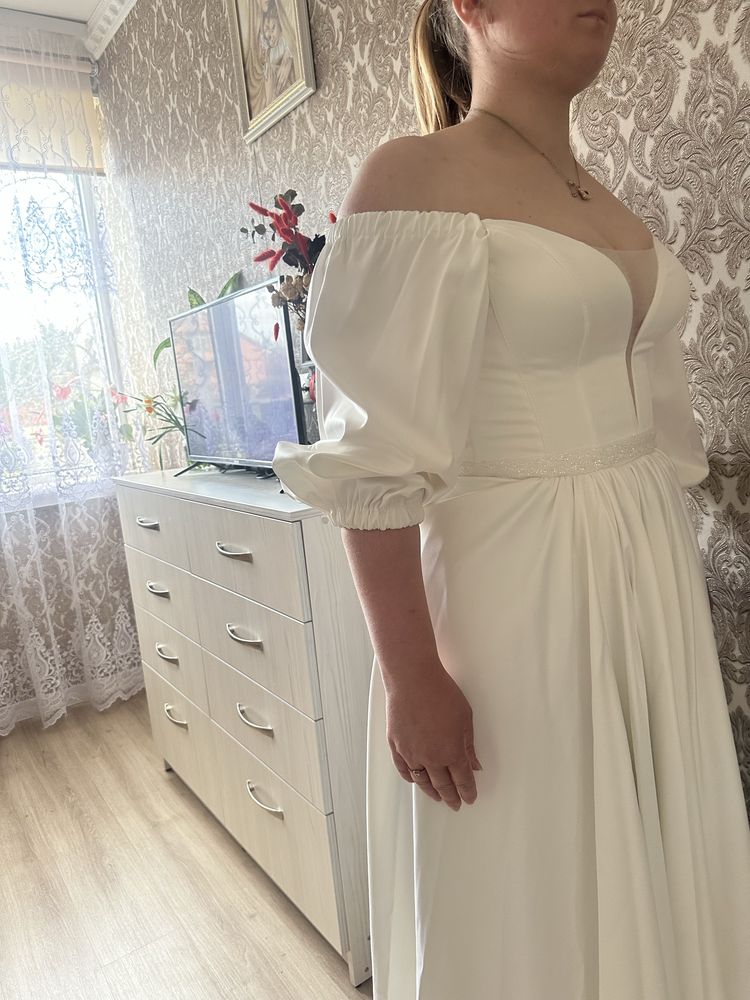 Весільне плаття, розмір М-XL, +шубка в подарунок