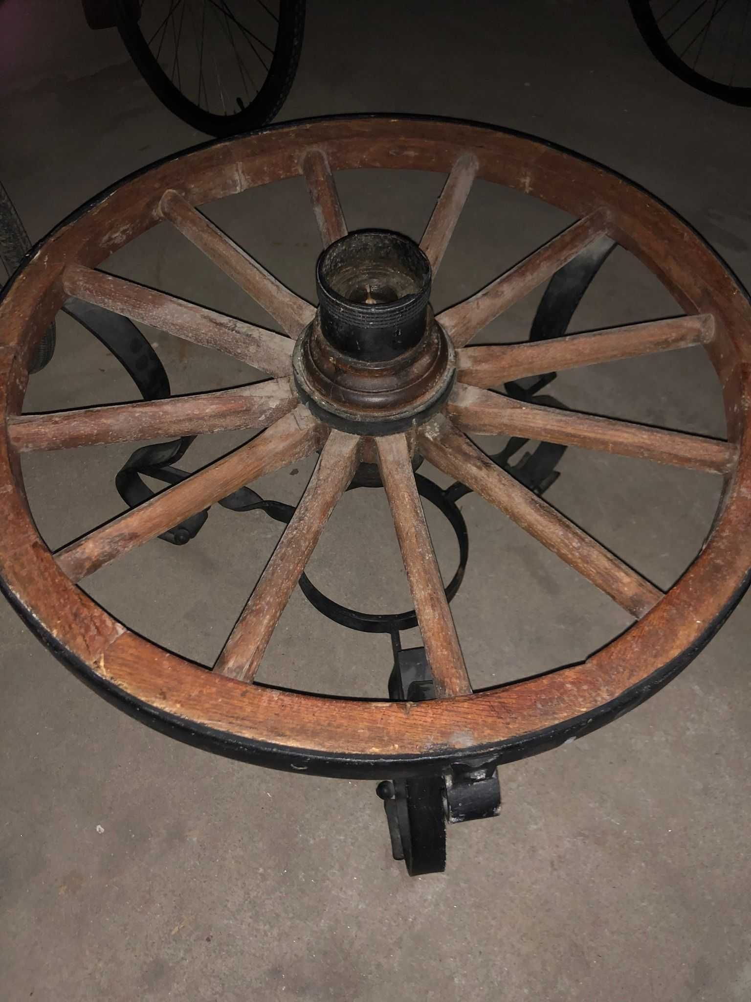 Mesa de vidro feita de roda de bois