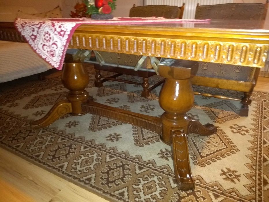 Komplet mebli z litego drewna. Profesjonalnie odnowione.