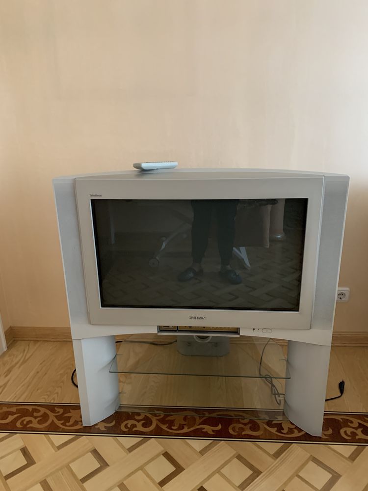 Продам телевизор SONY на подставке