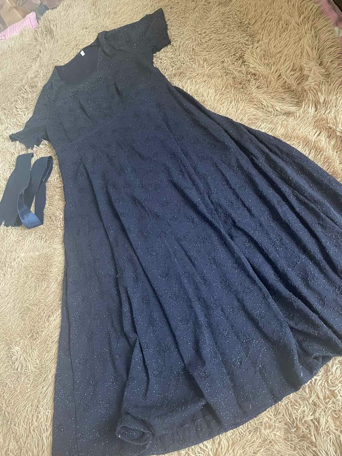Довга темно синя сукня з блискітками