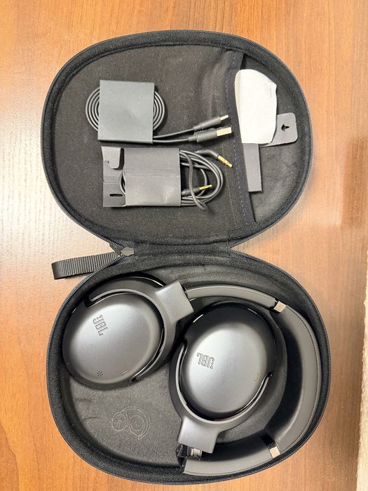 Продам повнорозмірні навушники JBL One Tour M2