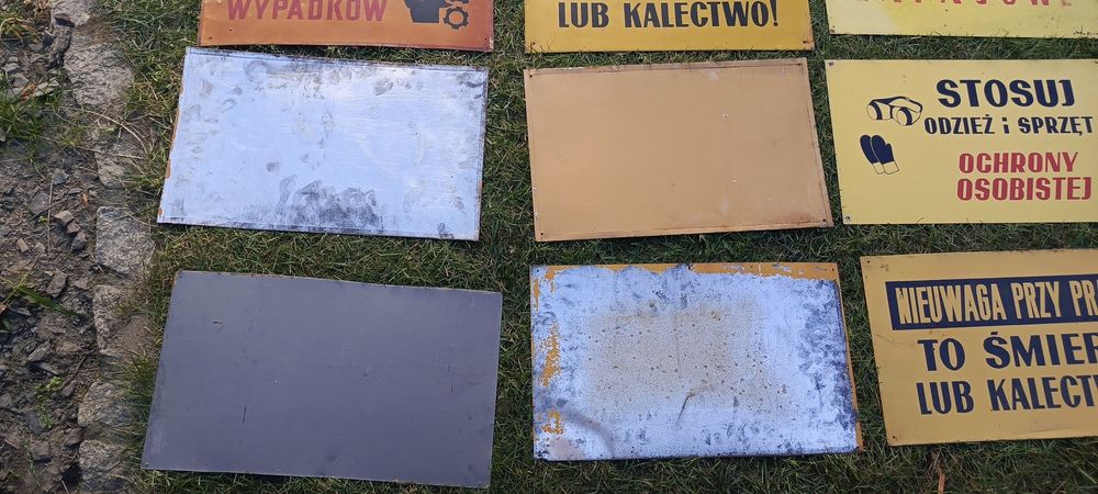 Stare metalowe tablice z PRL-u