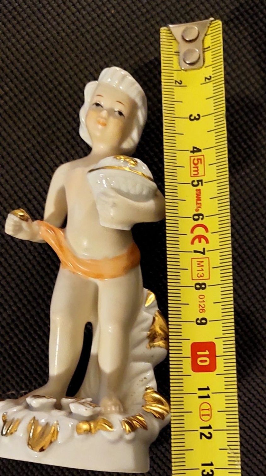 Putto , porcelanowa figurka chłopiec z czerwoną szarfą,sygnowana