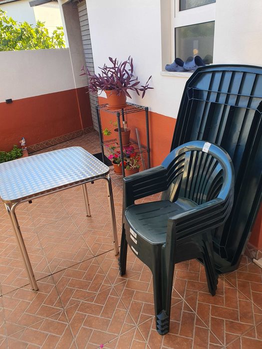 Conjunto mesa jardim 4 cadeiras em plastico e mesa de apoio aluminio