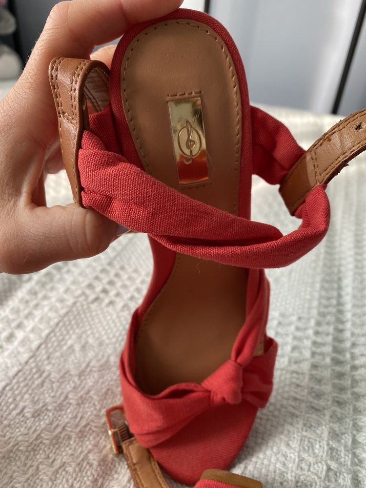Koturny czerwone materiałowe 36 S Stradivarius