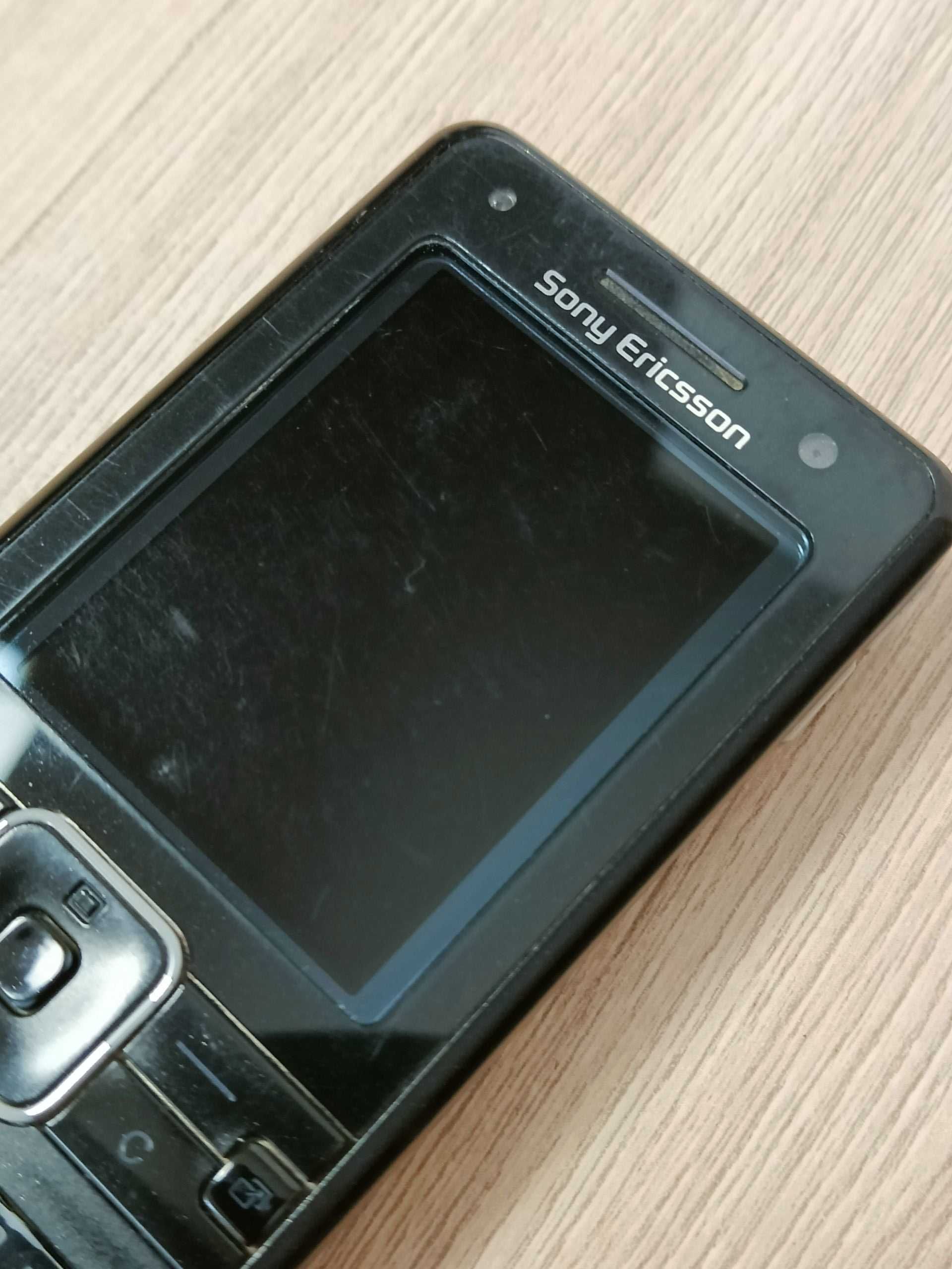 Telefon komórkowy Sony Ericsson K770i + ładowarka + kabel