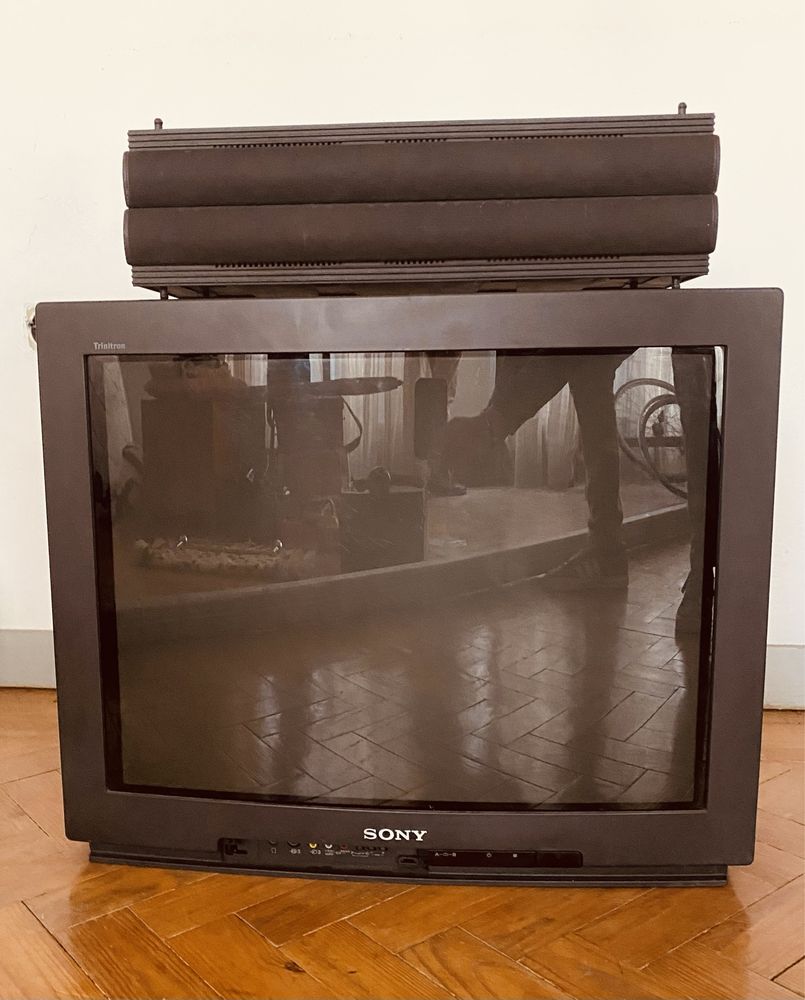 TV Sony, com 2 colunas de conjunto