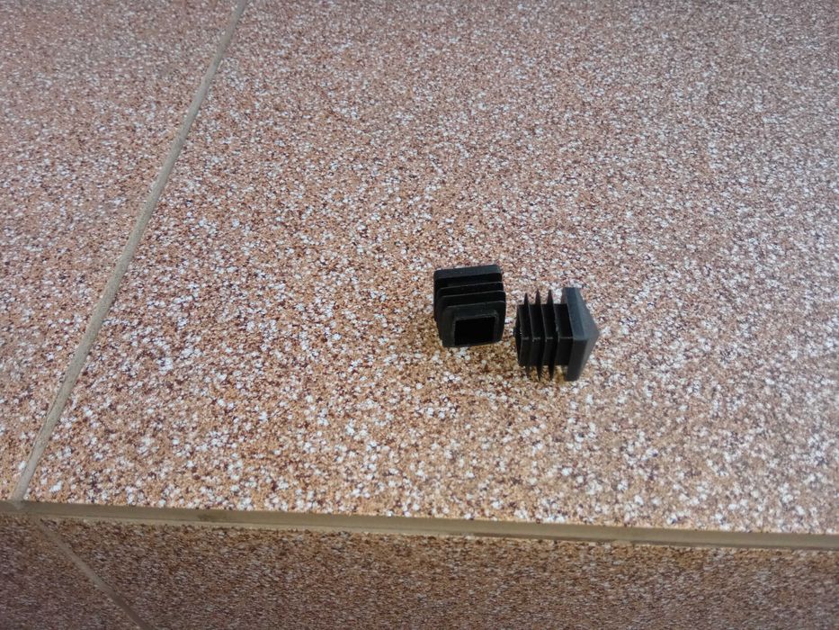 Накладка внутрішня пластикова чорна 20х20 30х30 40х40 мм піраміда