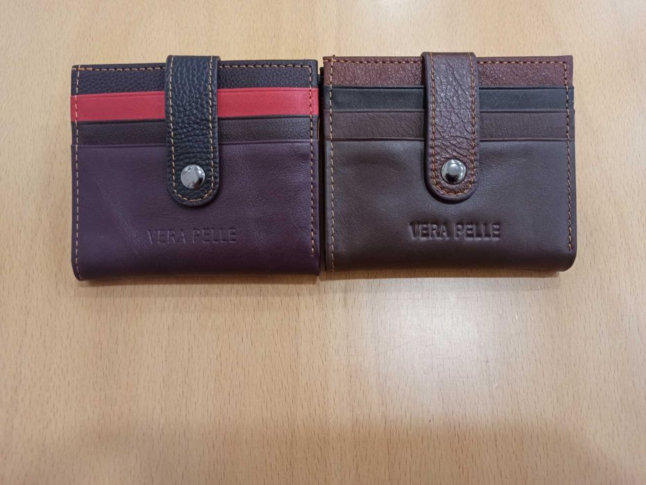 Carteira de diversas cores em pele (cabedal)