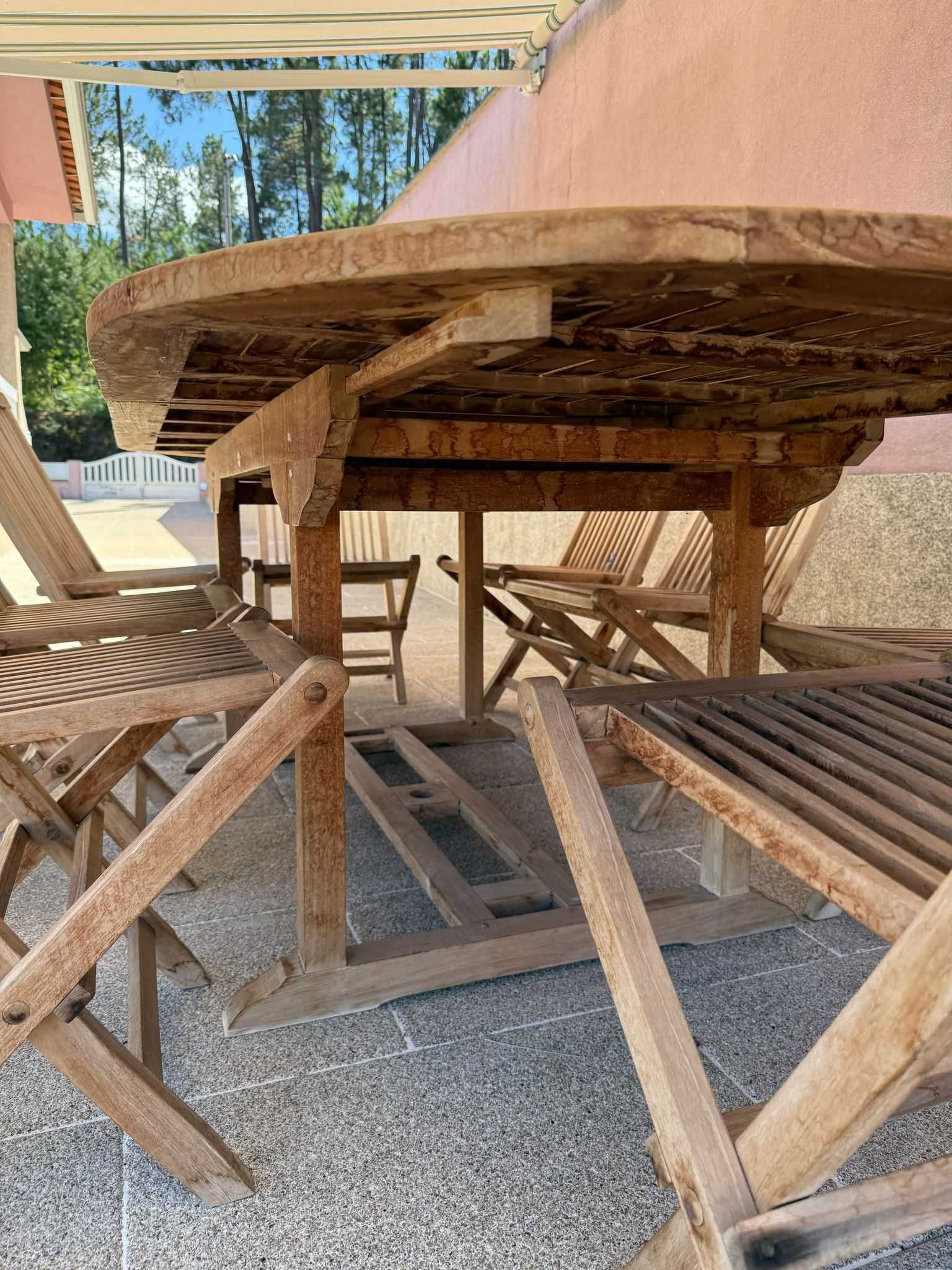 Mesa de jardim em madeira mociça