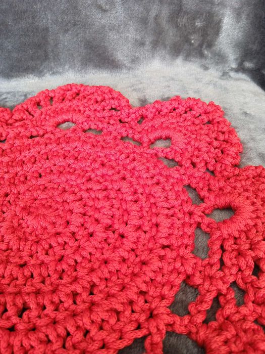 Czerwona serwetka na szydełku