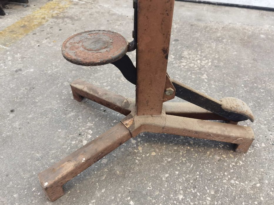 Máquina de cravar rolhas