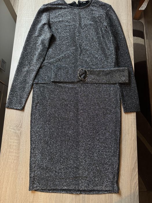 Piękna sukienka dopasowana midi