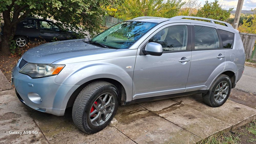 Автомобиль митсубиси аутлендор