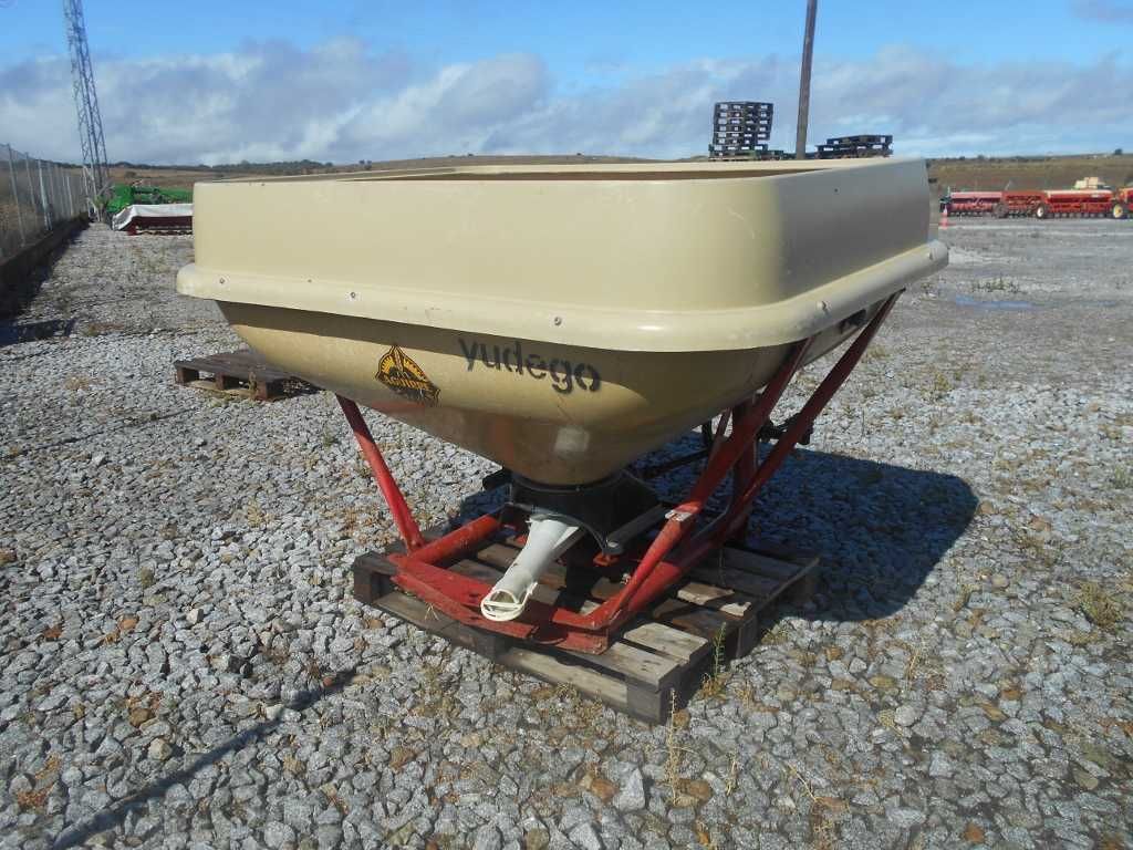 Espalhador de adubo aguirre 1.400L