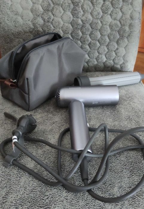 Secador com escova de alisamento e ondulação novo