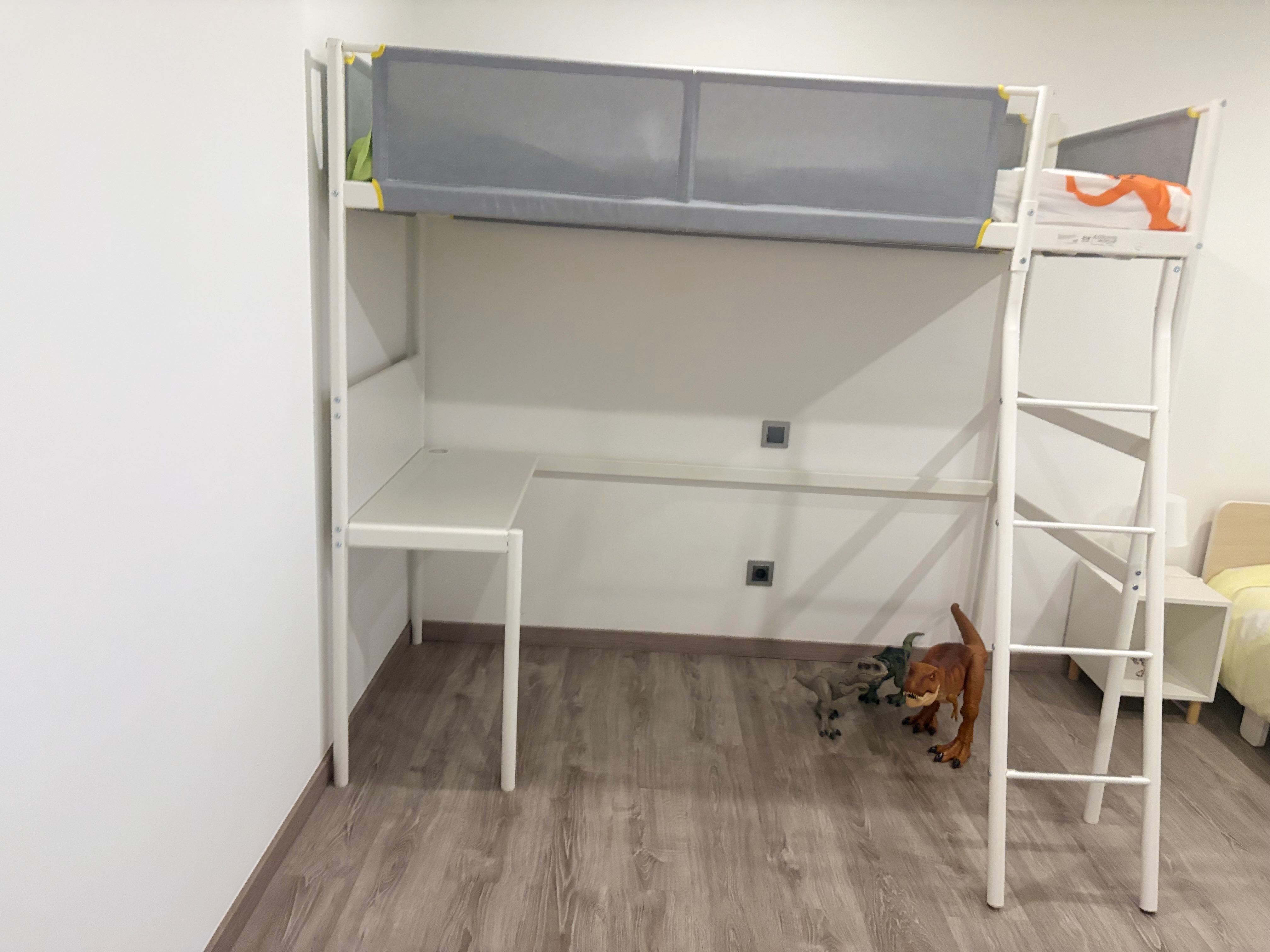 Cama alta com secretaria IKEA