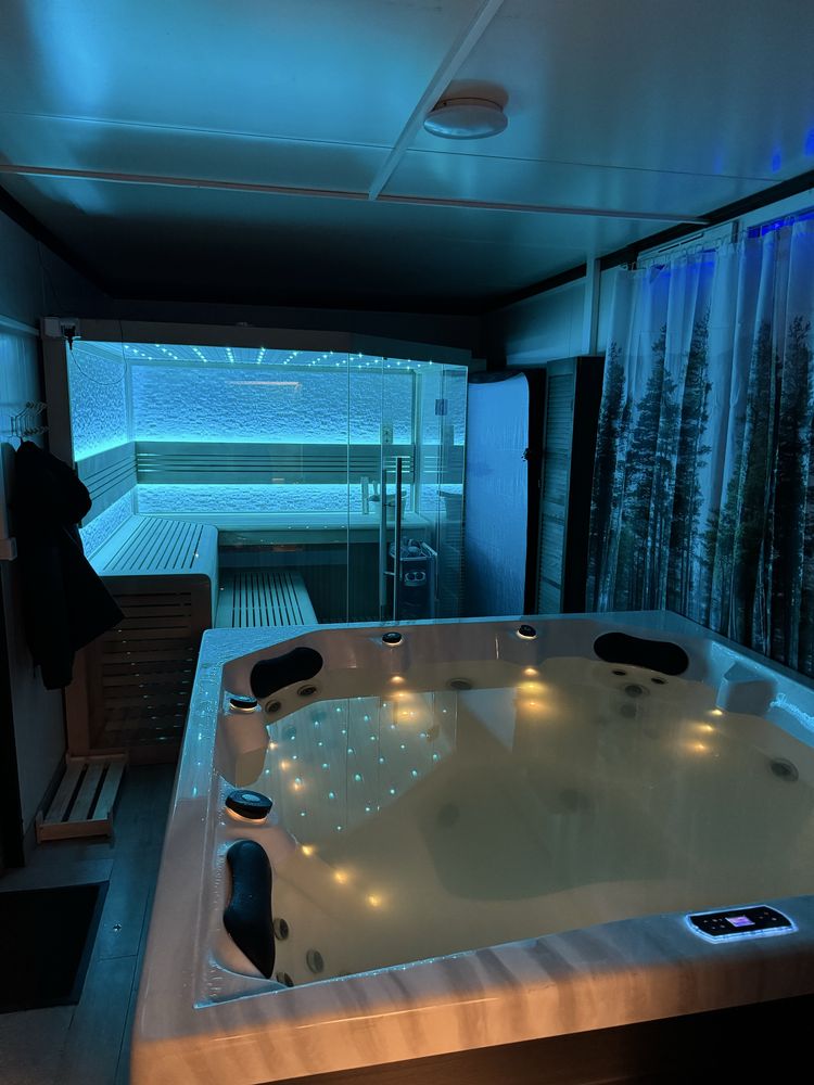 Namiot glamp nad stawem ze strefą spa w górach Sowich