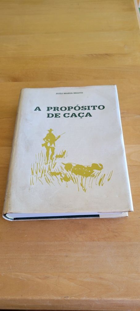 Livro "A Propósito de Caça" de João Maria Bravo, assinado pelo autor