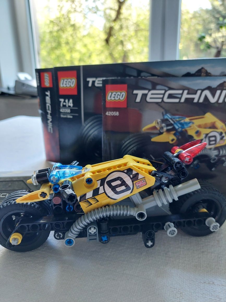 Lego Technic 42058 motocykl kaskaderski  z napędem.