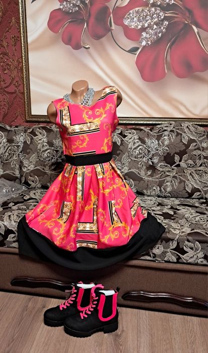 Яркое платье сукня в стиле Versace ботинки.