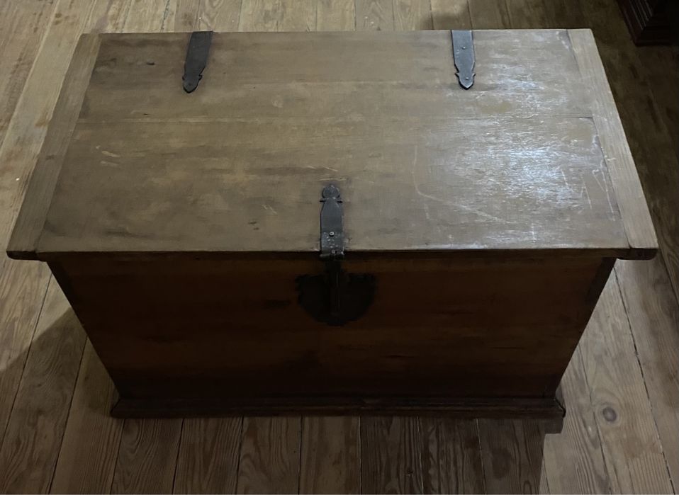 Bau em madeira antigo