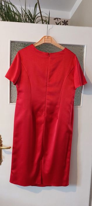 Suknia w kolorze rubinowej czerwieni