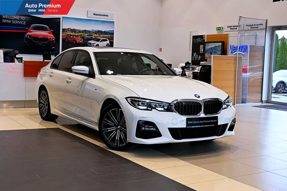 BMW Seria 3 330e Sedan~Sport Boost~LED Fog Lights~Active Guard Plus~Model M Sport