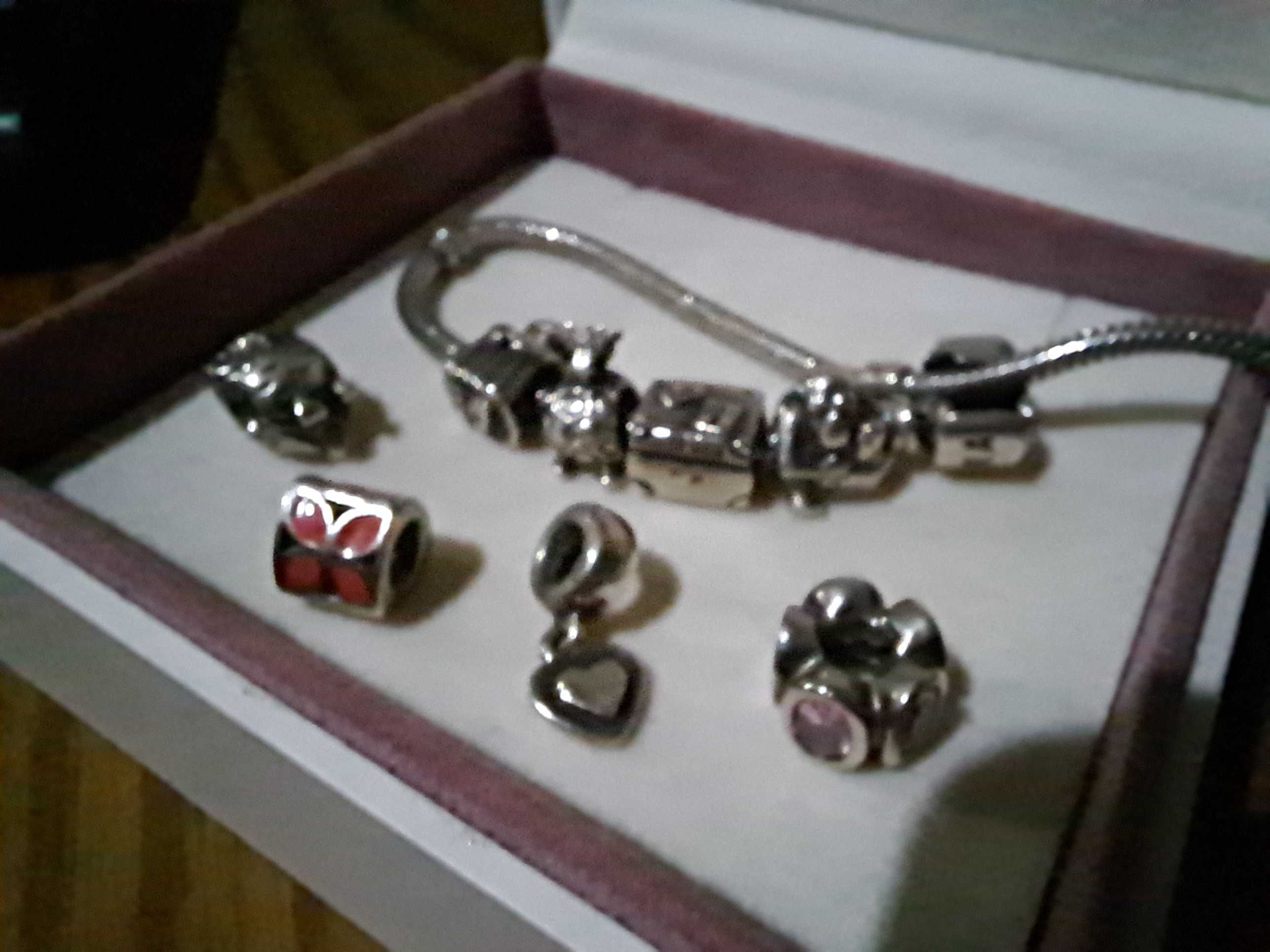 Pulseira PANDORA em prata, com 8 contas