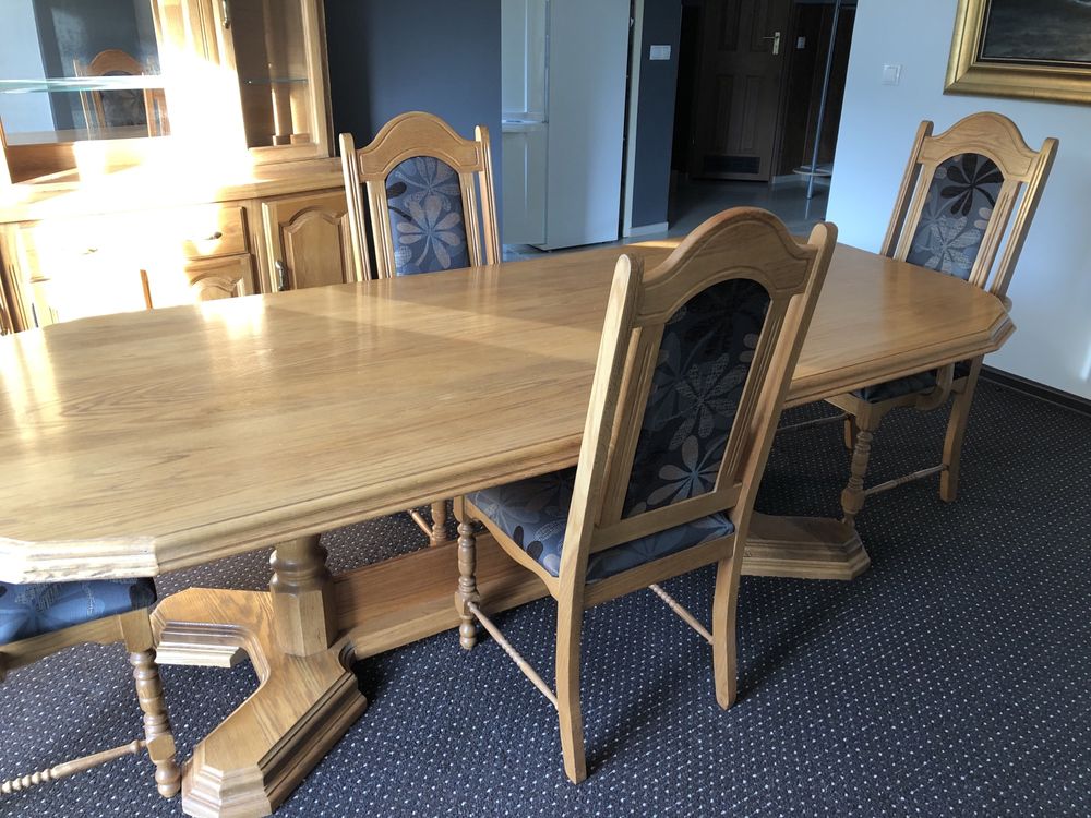 dębowy stół z krzesłami
