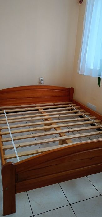 Duże łóżko do sypialni w kolorze cherry