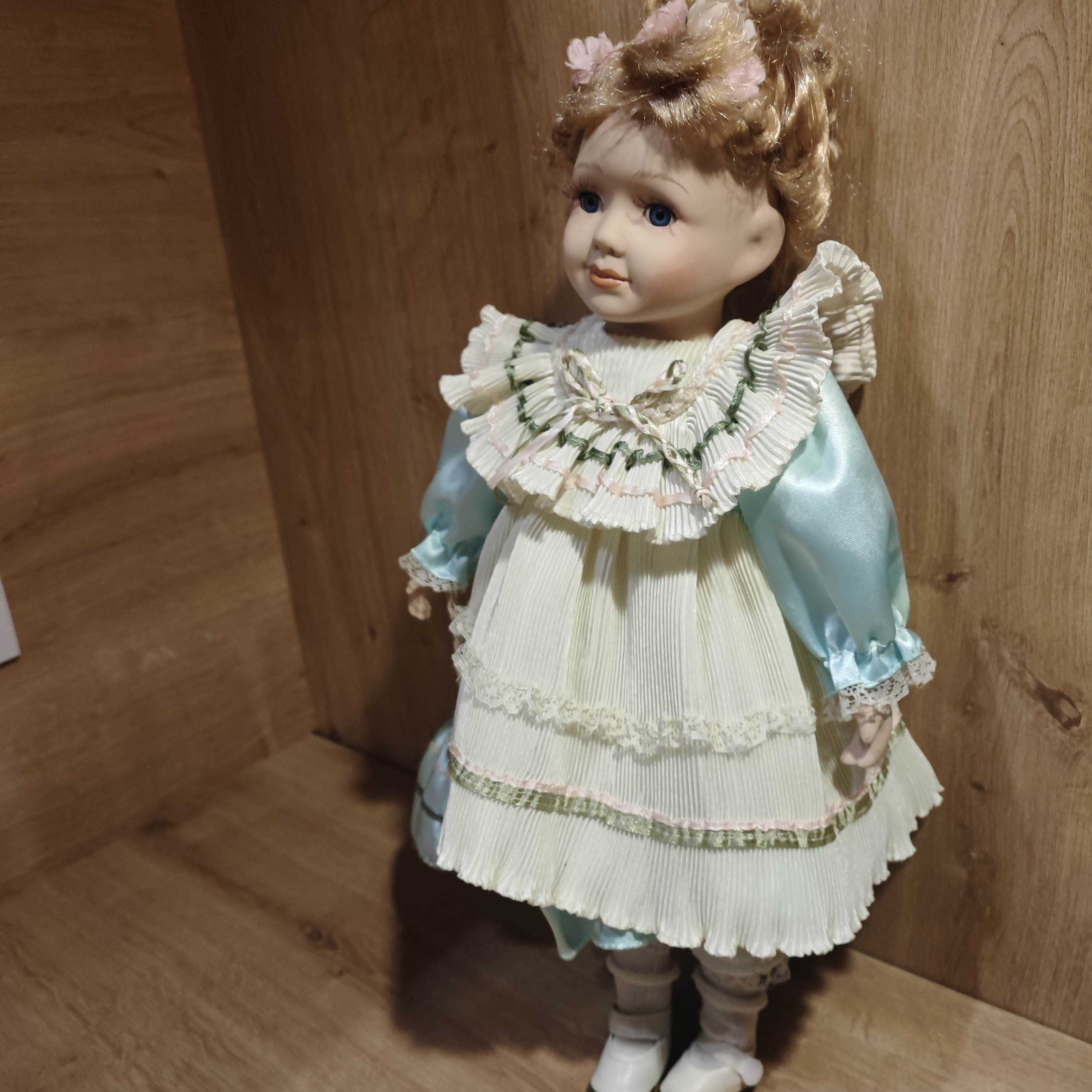 Dziewczynka z pakunkiem Porcelanowa Lalka kolekcjonerska