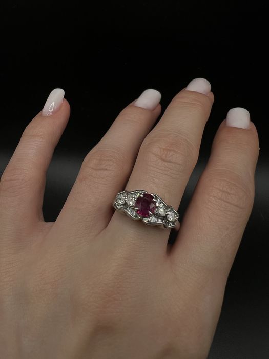 Pierścionek platynowy z rubinem Birma i brylantami 1,65 ct