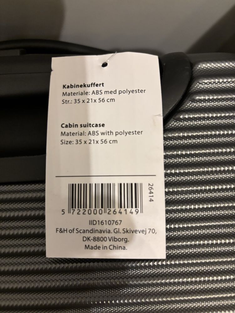 Solidna i markowa walizka kabinowa z miejsce ma laptopa